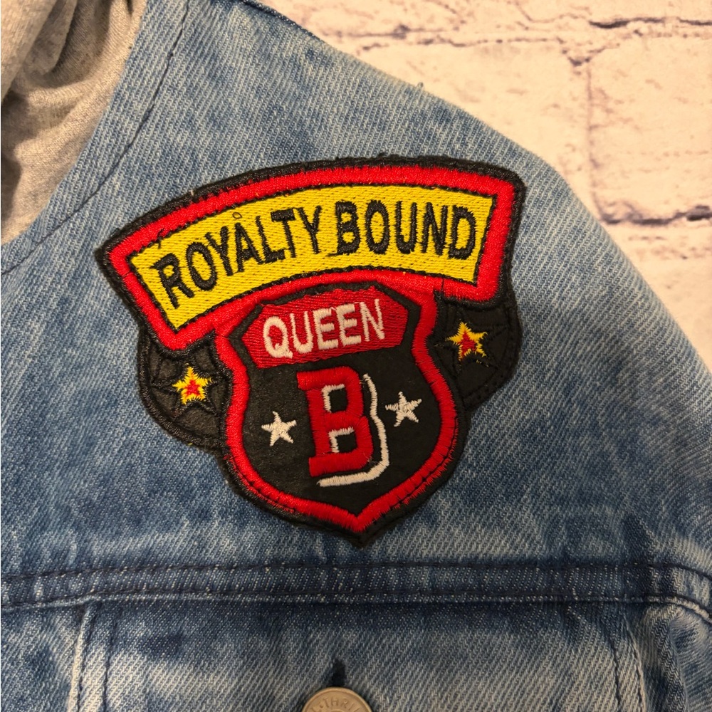 Thrill Blue Denim Jacket with Gray Sleeves and Patches - Picture 3 of 6
